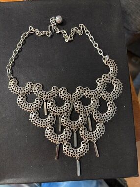 1973 Sarah Coventry “Charisma” Silver-Tone Statement Bib Necklace